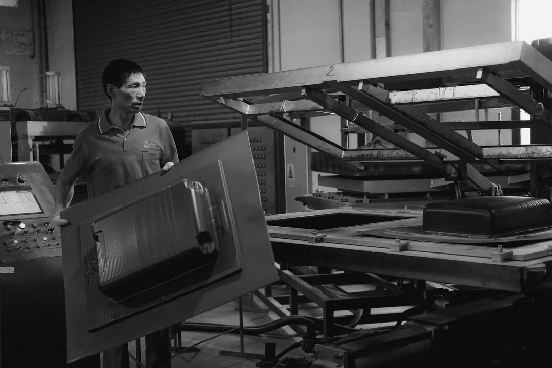 Vacuum forming machine